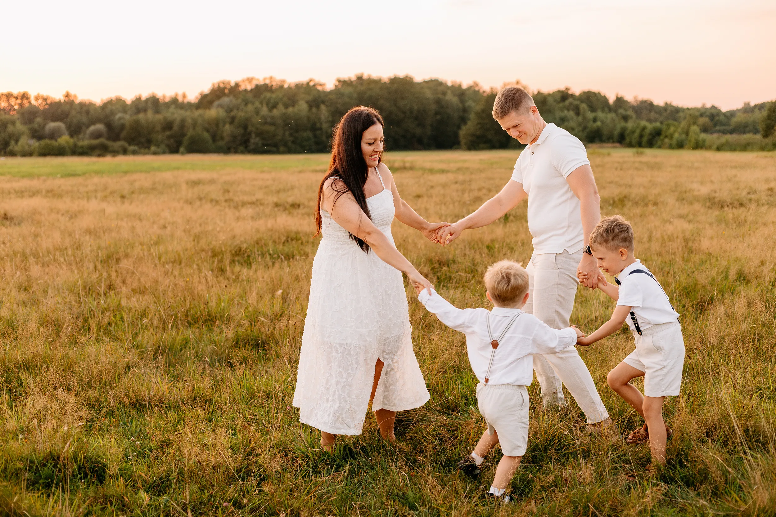 Fotografia rodzinna w plenerze - sesja plenerowa Łódź - zdjęcia rodzinne Pauliny, Bartka i chłopaków