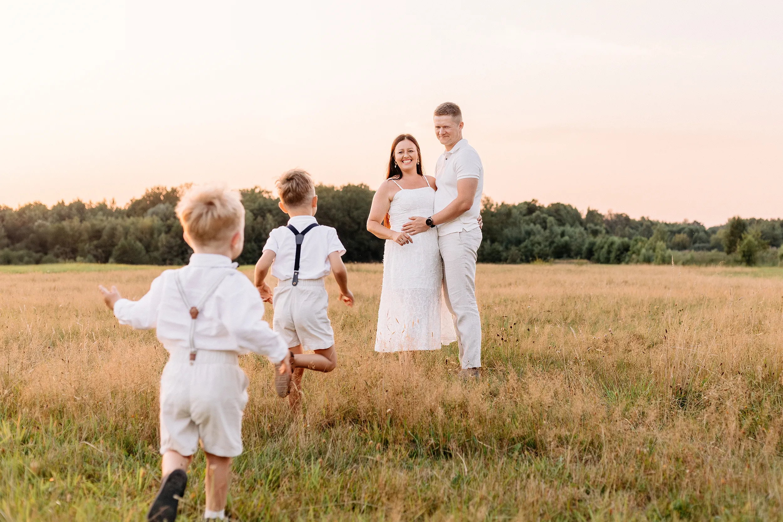 Zdjęcia rodzinne w plenerze - sesja plenerowa Łódź - fotografia rodzinna Pauliny, Bartka i chłopaków