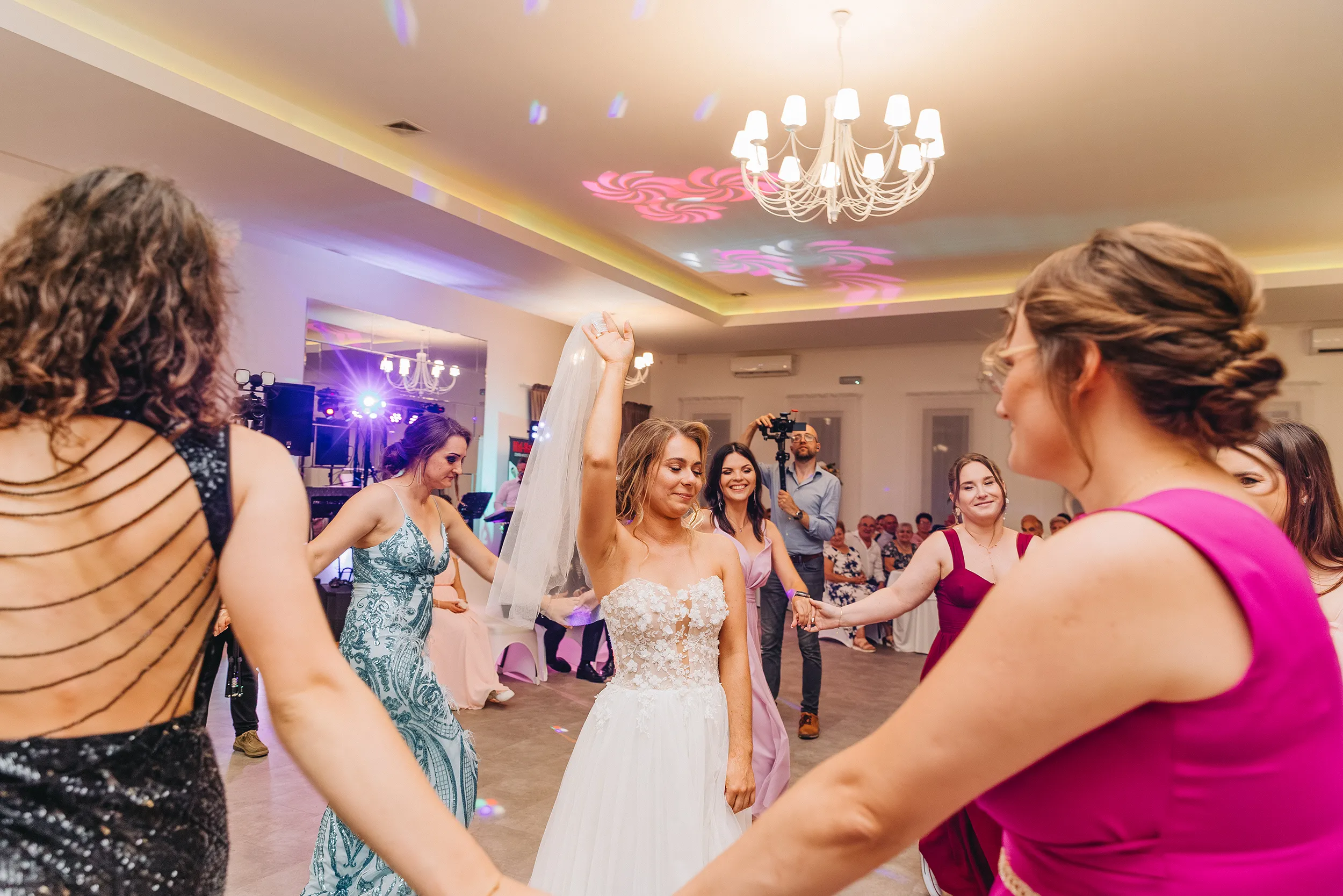 Weselna radość i świętowanie - fotograf ślubny Łódź