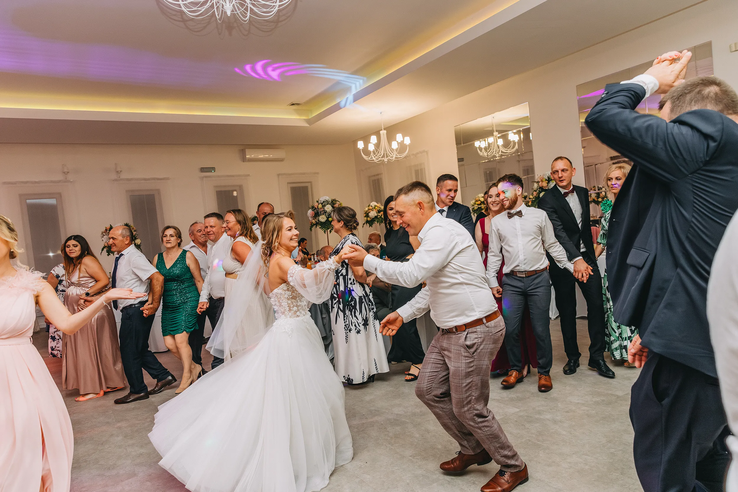 Weselna atmosfera radości - zdjęcia ślubne w plenerze Pabianice