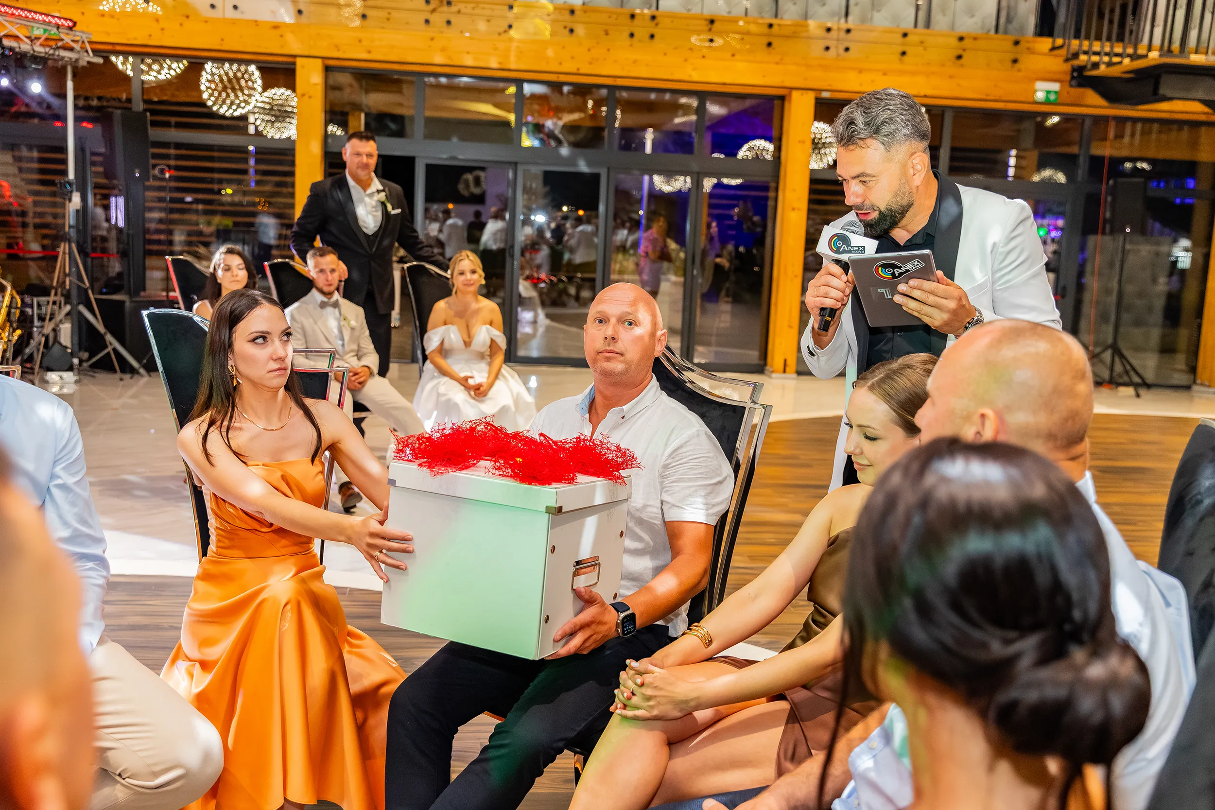 Weselne chwile z gośćmi - zdjęcia ślubne Kutno