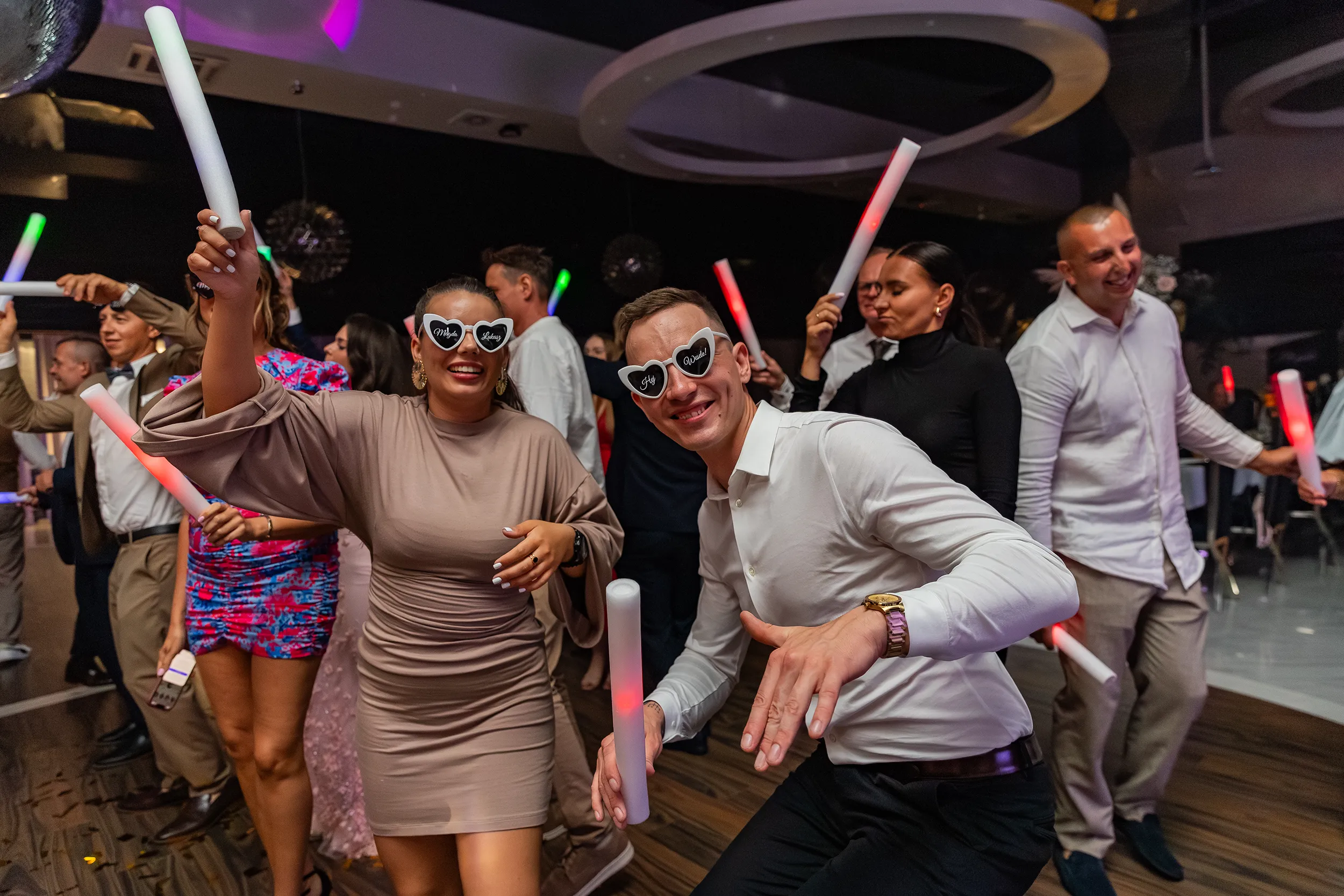 Weselna atmosfera świętowania - reportaż ślubny Zgierz