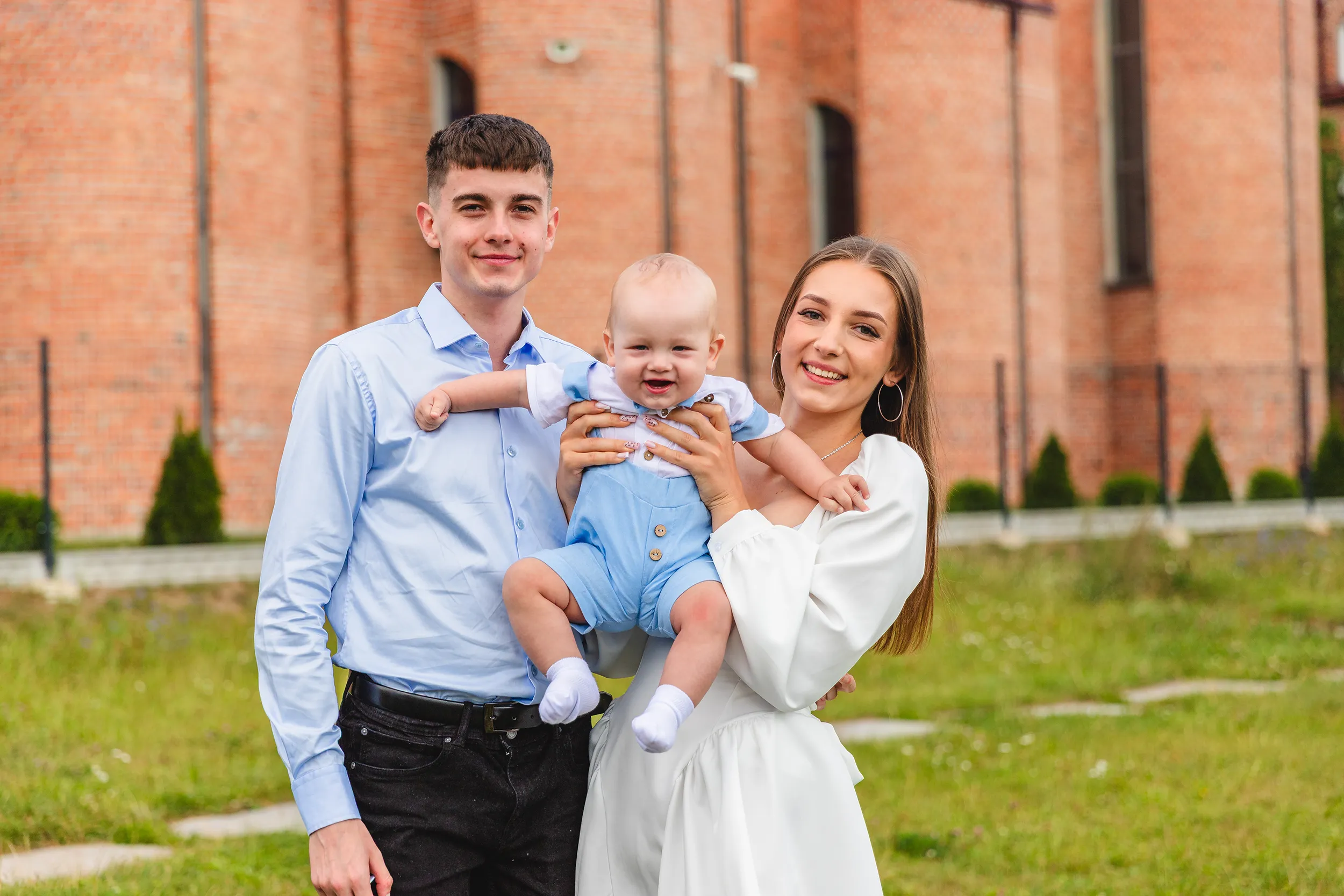 Portret z rodzicami chrzestnymi - fotograf na chrzest Pabianice