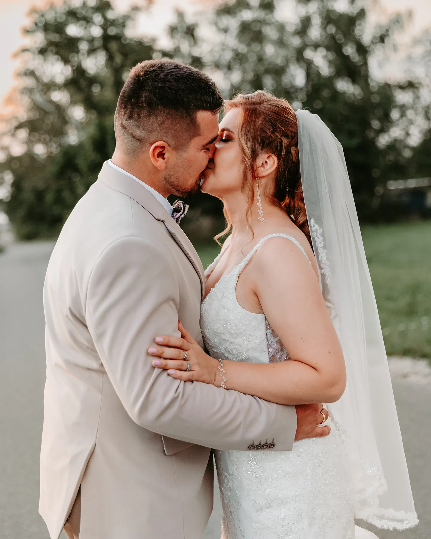 Zdjęcia ślubne w plenerze - reportaż ślubny Łódź - sesja narzeczeńska