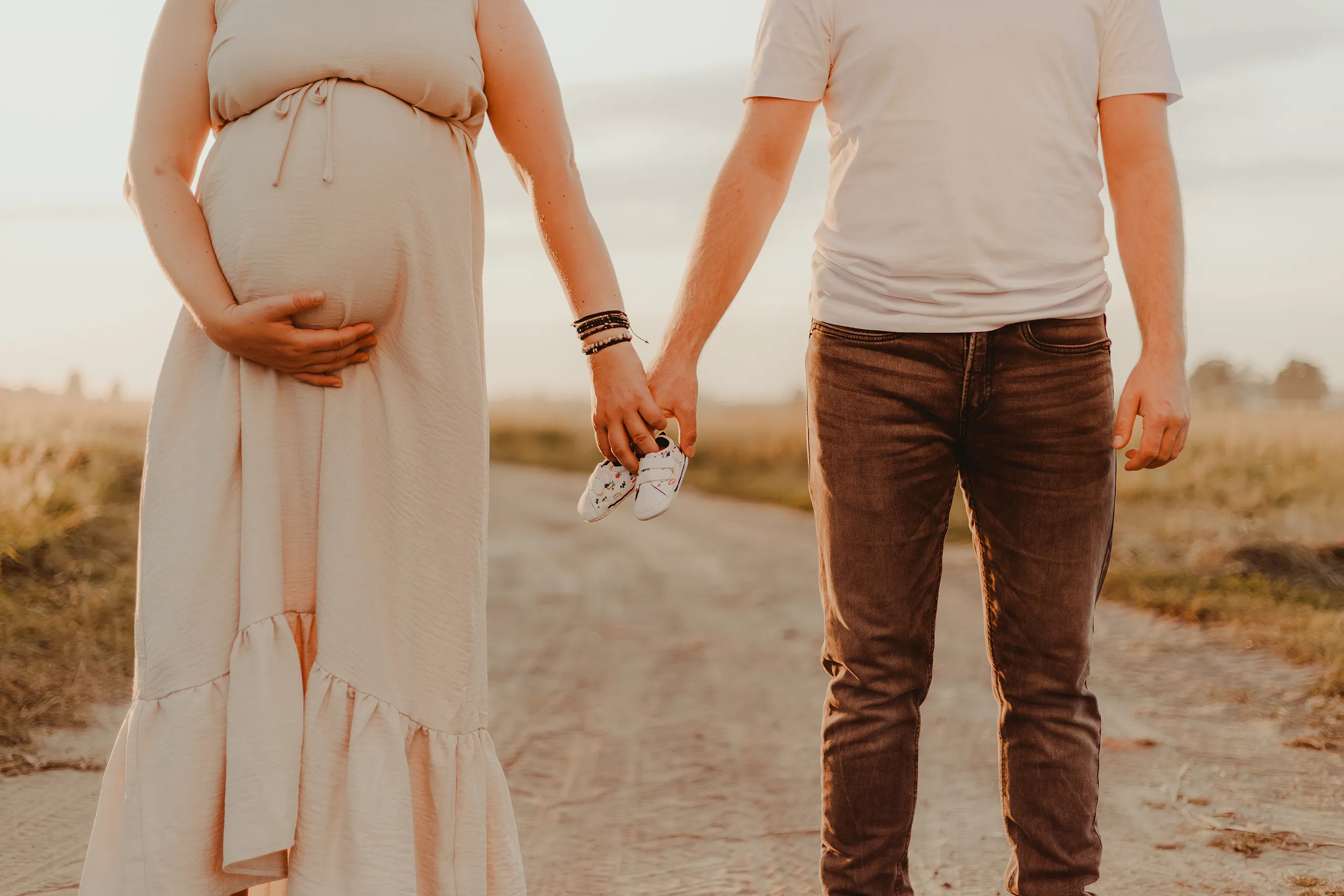 Sesja brzuszkowa w plenerze - sesja plenerowa Łódź - fotografia rodzinna w ciąży